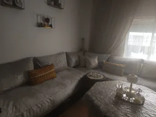 Salón marroquí con mesa grande