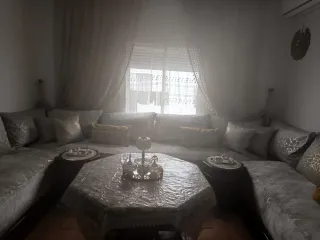 Salón marroquí con mesa grande