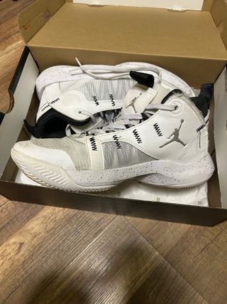 Zapatillas Jordan Blancas y Grises