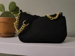 Borsetta a spalla con catena dorata