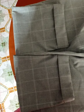 Pantalón de traje gris a cuadros