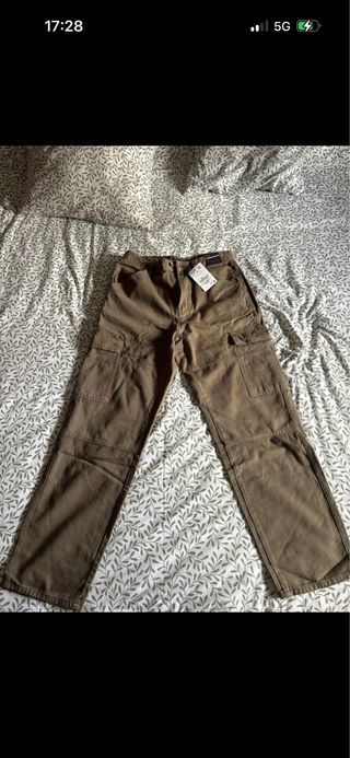 Pantalones cargo Pull and Bear marrones