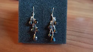 Pendientes de plata y hematíes sin estrenar.