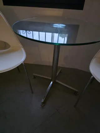 Mesa cristal e inox,75cm diámetro y 2 sillas piel