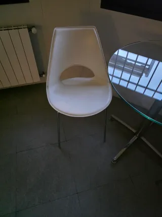 Mesa cristal e inox,75cm diámetro y 2 sillas piel