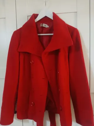 Abrigo rojo doble botonadura