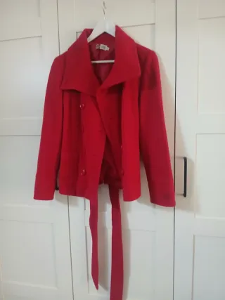 Abrigo rojo doble botonadura