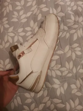 Zapatillas Blancas y Doradas