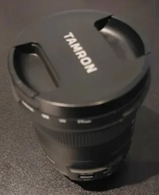 Objetivo Tamron 10-24 para Canon, en su caja.