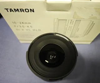 Objetivo Tamron 10-24 para Canon, en su caja.