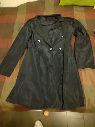 Gabardina de lluvia mujer negra