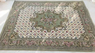 Alfombra de lana verde y rosa