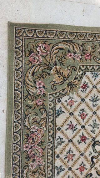 Alfombra de lana verde y rosa