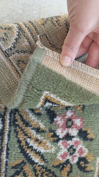 Alfombra de lana verde y rosa