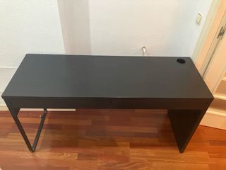 Mesa escritorio negra y madera Modelo Micke