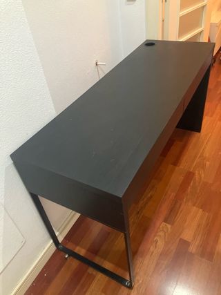 Mesa escritorio negra y madera Modelo Micke