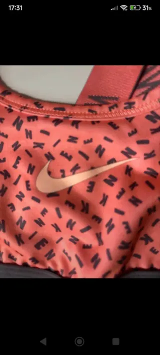 Top deportivo Nike naranja y negro Talla XS