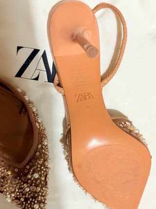 Tacones Zara pedrería dorados