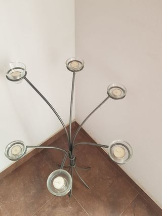 Candelabro de metal con 5 portavelas de cristal
