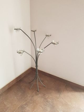 Candelabro de metal con 5 portavelas de cristal