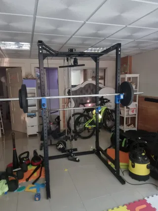 Rack de musculación con poleas