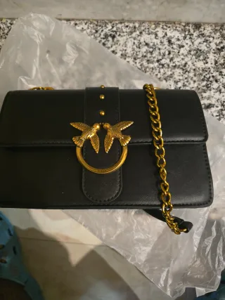 Bolso Pinko Negro con Detalles Dorados
