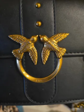Bolso Pinko Negro con Detalles Dorados