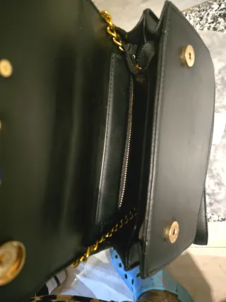 Bolso Pinko Negro con Detalles Dorados