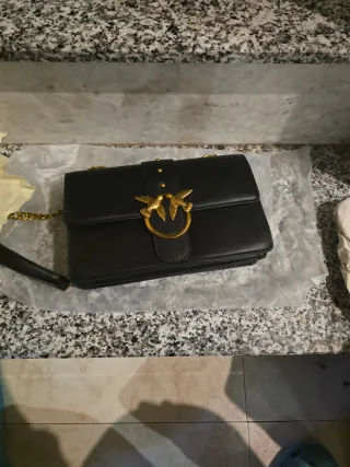 Bolso Pinko Negro con Detalles Dorados
