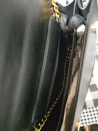 Bolso Pinko Negro con Detalles Dorados