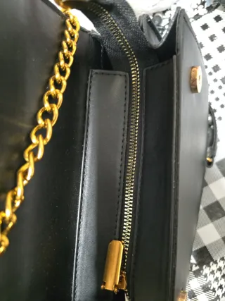 Bolso Pinko Negro con Detalles Dorados