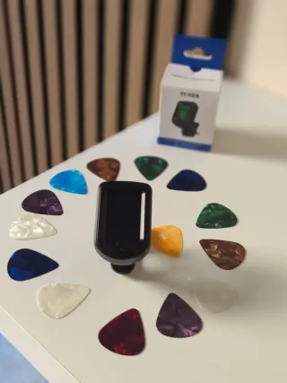 Afinador digital y 15 púas