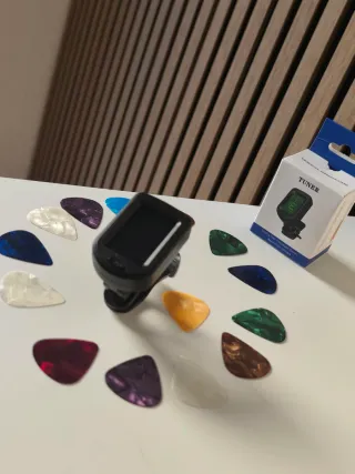 Afinador digital y 15 púas