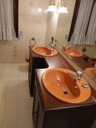 Mueble de baño con lavabo naranja