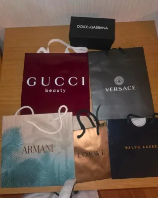 Bolsas de papel y caja gafas