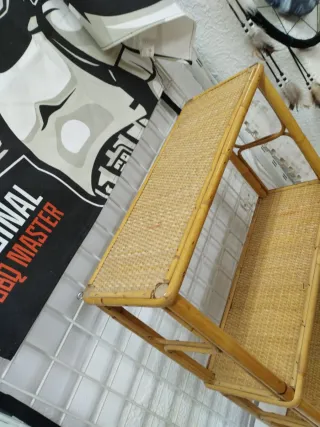 Estantería de madera y mimbre