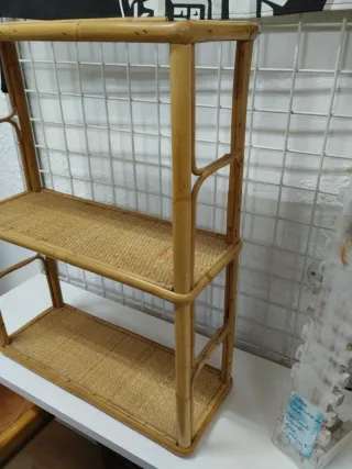 Estantería de madera y mimbre