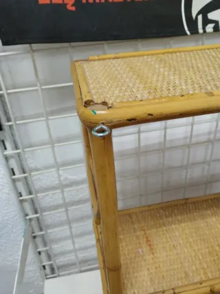 Estantería de madera y mimbre