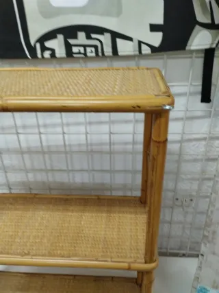 Estantería de madera y mimbre