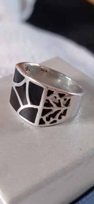 Anillo diseño geométrico con calados.