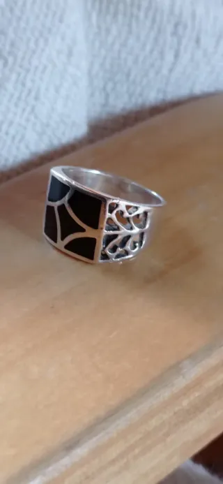 Anillo diseño geométrico con calados.
