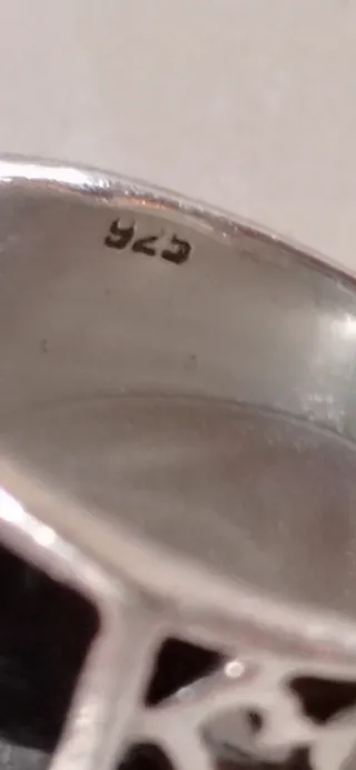 Anillo diseño geométrico con calados.