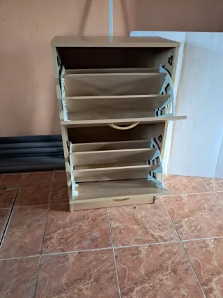 Zapatero de madera y plástico