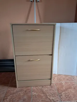 Zapatero de madera y plástico