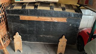 Baúl antiguo de madera y metal