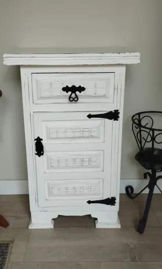 Mesa auxiliar blanca estilo rústico