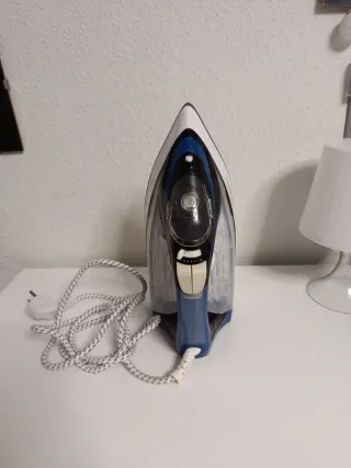 Plancha de vapor azul y blanca marca Taurus