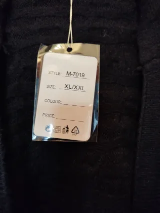 Rebeca lana negra capucha