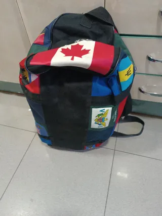 Bolsa de viaje multicolor con banderas