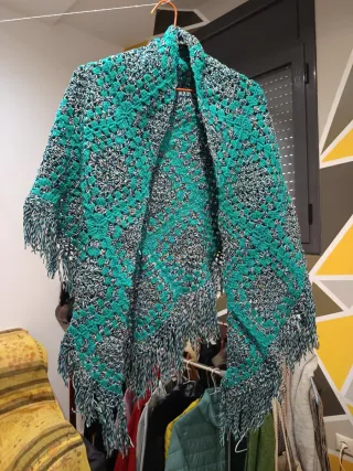 Capa de lana tejida a mano multicolor